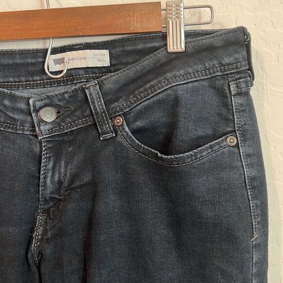 Levi bold curve low rise skinny raw cut hem Bermuda short 11M - Picture 3 of 9